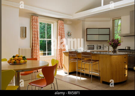 Table de salle à manger moderne cuisine île par Banque D'Images