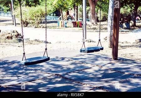 Enfants vide Parc Gioeni, swing à Catane, Sicile, Italie Banque D'Images