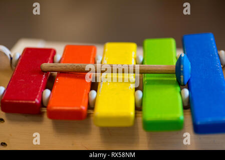 Xylophone coloré pour les enfants à l'intérieur à l'âge préscolaire en Suède Banque D'Images