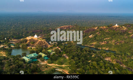 Sithulpawwa Rajamaha Viharaya est un ancien monastère bouddhiste situé dans le district de Hambantota, au sud est du Sri Lanka. Banque D'Images