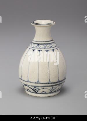 Pear-Shaped miniature (Yuhuchun) Bouteille. Vietnam, près de Hoi An, à l'étranger. Date : 1401-1500. Dimensions : 9 × 6 × 6 cm (3 9/16 x 2 3/8 x 2 3/8 in.). Stonware avec vitrage sous glaçure bleu cobalt. Origine : Vietnam. Musée : le Chicago Art Institute. Banque D'Images