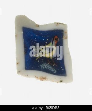 Fragment d'un Inlaly représentant un oiseau. Égyptien. Date : 304 BC-30 BC. Dimensions : 1,4 × 1,2 × 0,3 cm (9/16 × 1/2 × 1/8 in.). Mosaïque de verre, technique. Origine : Egypte. Musée : le Chicago Art Institute. Auteur : Egypte Antique. Banque D'Images