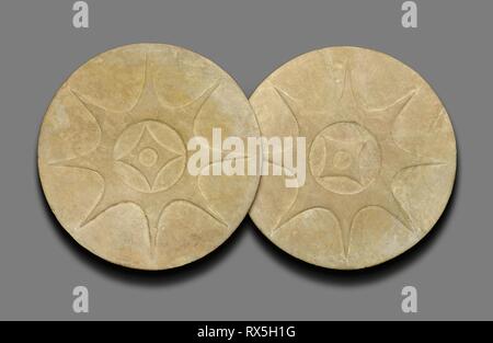Earspools Eight-Pointed de paire avec motif en étoile. Comarques ; United States. Date : 1200-1400. Dimensions : diam. 10,2 cm (4 in.). Pierre. Origine : Etats Unis. Musée : le Chicago Art Institute. Banque D'Images