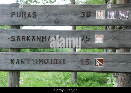 Signes ou waymarkers pour la marche, la randonnée, le ski et sentiers de traîneau à chiens dans la forêt de la taïga au nord de la Finlande Banque D'Images