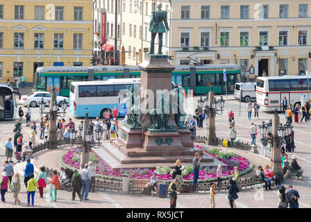 La place du Sénat avec la statue de l'empereur Alexandre II, une attraction touristique populaire, à Helsinki, capitale de la Finlande, de l'Europe. Banque D'Images