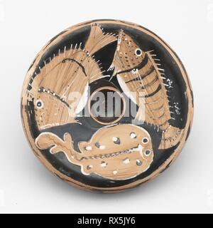 Plaque de poisson. Grec, Campanie, Italie ; attribuée à la bande pointillée peintre. Date : 350 BC-330 BC. Dimensions : 4,2 × 19,6 × 19,6 cm (1 5/8 x 7 3/4 x 7 3/4 in.). Terre cuite, décoré dans la red-figure technique. Origine : la Campanie. Musée : le Chicago Art Institute. Auteur : grec ancien. Banque D'Images