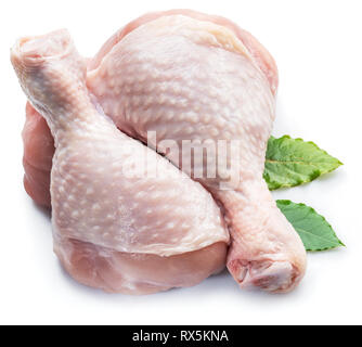 Cuisses de poulet cru isolé sur fond blanc. Banque D'Images