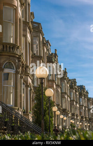 Grand immeuble d'appartements sur une rue résidentielle à Glasgow Banque D'Images