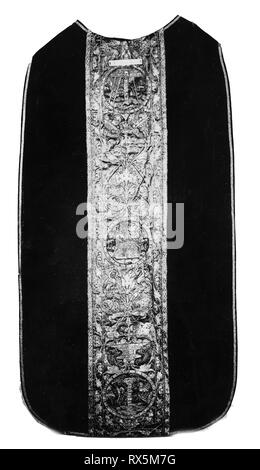 Chasuble. L'Italie. Date : 1501-1600. Dimensions : 129,6 x 69,4 cm (51 x 27 1/4 in.). La soie, warp-float face 3:1'' avec sergé pile supplémentaire warps solides formant velvet ; Orphrey : soie flottante face-chaîne, 7:1 ; d'armure satin brodé de soie et de métal doré-strip-enveloppé dans la soie, satin, split et souches tout droit points ; formuler ; bordées de dorure-metal-strip-linge enveloppé croisé de diamants et de dorures-metal-strip-armure de soie enveloppé de bandes. Origine : Italie. Musée : le Chicago Art Institute. Banque D'Images