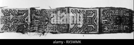 Courroie bande ou fragment. Nazca-Wari ; probablement côte sud, Pérou. Date : AD-900 700 AD. Dimensions : 51,4 x 7,0 cm (20 1/4 x 2 3/4 in.). . Origine : Pérou. Musée : le Chicago Art Institute. Banque D'Images