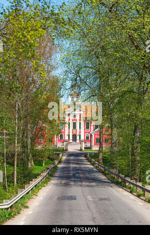 Avenue jusqu'à un château au printemps Banque D'Images