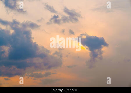 De soleil colorés avec des nuages dans la soirée Banque D'Images