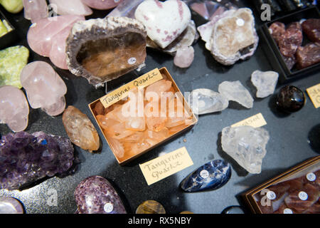 Cristaux de quartz mandarine entre autres en vente à Glastonbury, Somerset UK Banque D'Images