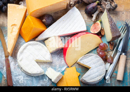 Assortiment de fromages européens célèbres, néerlandais balle rouge Edam et vieux fromages à trous, fromage Manchego Espagnol, Français soft Brie et Camembert, Anglais Banque D'Images