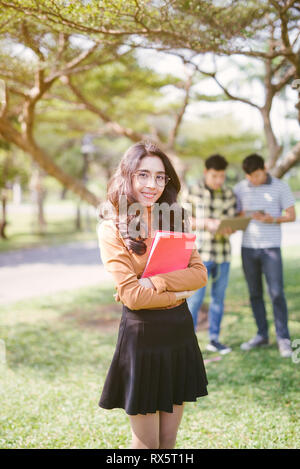 L'éducation, campus, l'amitié et de personnes concept - groupe d'étudiants adolescents asiatique avec des dossiers scolaires Banque D'Images