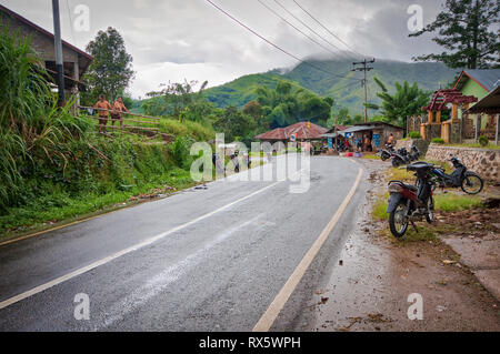 Jour de pluie dans le village dans les collines. Flores est l'un des moins Îles de la sonde, un groupe d'îles dans la moitié orientale de l'Indonésie. Banque D'Images