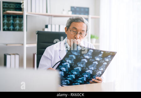 Asian Senior médecin à la radiographie de film dans l'hôpital. Banque D'Images