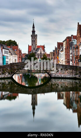 Sur la photo est le canal à la place de Jan Van Eyck Bruges, Belgique Banque D'Images