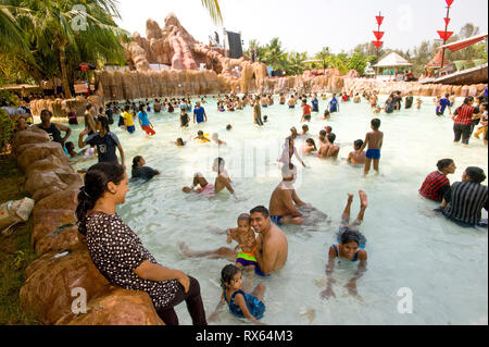 S'il peut y avoir des problèmes d'approvisionnement en eau dans la ville Water Kingdom partie d'Essel world parc d'Gorai, Mumbai, Inde est entier et a attiré les foules au cours de la longue fin de semaine. Royaume de l'eau est dit être de l'eau theme park et dispose de plusieurs attractions, dont la plus grande piscine à vagues, l'arrêt cardiaque rides 'n' toboggans, rivière Croisières aventure etc Attractions du royaume de l'eau : Le Atlantic-The Misphisly plus grande piscine du monde Hill-12 salut-vitesse de manèges Brat-Zone des geysers, bouton-exploité des jeux d'eau, jets pour les enfants Goofers Lagoon- Le pe Banque D'Images