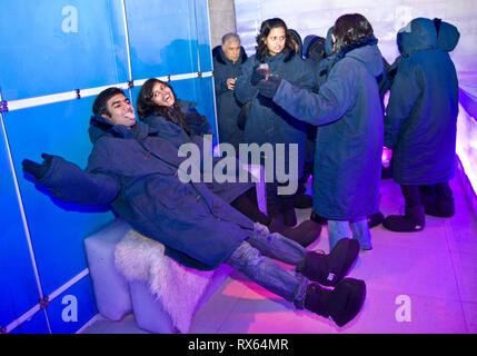 Farenheit 21 : l'Inde et le premier en ce moment seulement icebar, Mumbai. La barre est maintenue à moins 6 degrés Celsius toute l'année. Le bar est construit de glace de la tête aux pieds. Que signifie la barre est la glace, les tables sont la glace, les murs sont de la glace, les chaises sont de glace (bien qu'avec les revêtements de tapis de sorte que votre dos ne t choc) etc. Un garçon vêtu d'un duffle-coat Parka style vous sert une gamme de boissons dans la glace qui fait des lunettes. Trois hommes indiens qui ont construit le Chill Out Bar à Glaces à Dubaï quitter le groupe Charaf, qui était propriétaire de ce bar, et a commencé cette aventure à Mumbai qui a ouvert ses portes en novembre 2009. Ils ont eu l'idée firs Banque D'Images