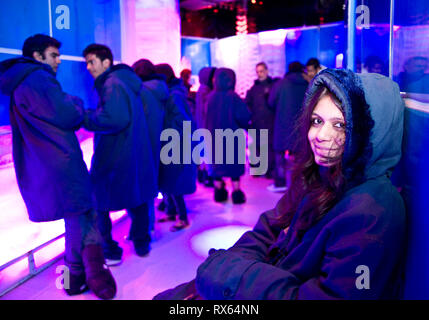 Farenheit 21 : l'Inde et le premier en ce moment seulement icebar, Mumbai. La barre est maintenue à moins 6 degrés Celsius toute l'année. Le bar est construit de glace de la tête aux pieds. Que signifie la barre est la glace, les tables sont la glace, les murs sont de la glace, les chaises sont de glace (bien qu'avec les revêtements de tapis de sorte que votre dos ne t choc) etc. Un garçon vêtu d'un duffle-coat Parka style vous sert une gamme de boissons dans la glace qui fait des lunettes. Trois hommes indiens qui ont construit le Chill Out Bar à Glaces à Dubaï quitter le groupe Charaf, qui était propriétaire de ce bar, et a commencé cette aventure à Mumbai qui a ouvert ses portes en novembre 2009. Ils ont eu l'idée firs Banque D'Images