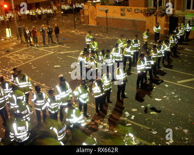 Notting Hill Carnival illustrée de télévision à la recherche sur Ladbroke Grove qui a vu un bras de fer de plusieurs heures entre la police et les jeunes . 25 août 2008 Banque D'Images