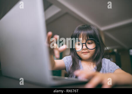 Little girl with laptop Banque D'Images