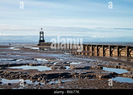 Chiffres éloignés près de la tour à Crosby Beach, le Merseyside Banque D'Images