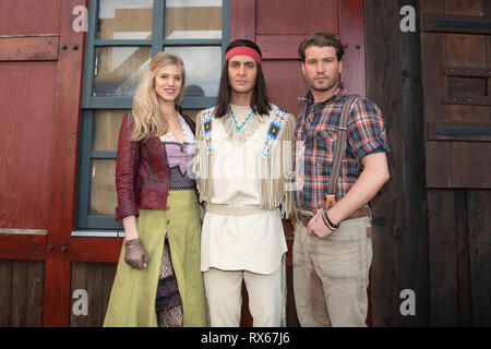 08 mars 2019, le Schleswig-Holstein, Bad Segeberg : les acteurs Larissa Marolt (l-r, que Tiffany O'Toole), Alexander Klaws (Winnetou) et Raul Richter (fils du chasseur d'ours) sont présentés comme les principaux acteurs de la Karl Jeux Mai à une conférence de presse. Photo : Daniel Reinhardt/dpa Banque D'Images