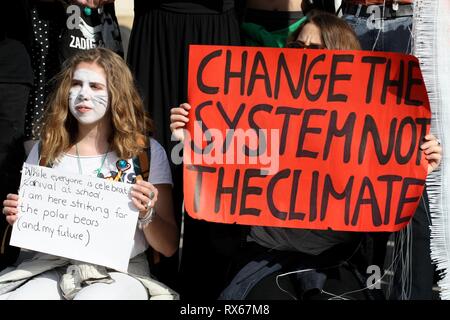 Athènes, Grèce. Mar 8, 2019. Les élèves de l'Activisme.appel à l'action climatique radical à l'extérieur du parlement grec. (Crédit Image : © VafeiadakisZUMA Aristidis Wire) Credit : ZUMA Press, Inc./Alamy Live News Banque D'Images