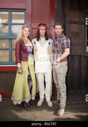 Bad Segeberg, Allemagne. 05Th Mar, 2019. Les acteurs Larissa Marolt (Tiffany O'Toole), Alexander Klaws (M, Winnetou) et Raúl Richter (fils du chasseur d'ours), enregistré pendant une conférence de presse pour présenter les principaux acteurs de la Jeux Karl May. Crédit : Daniel Reinhardt/dpa/Alamy Live News Banque D'Images