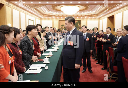 (190308) -- BEIJING, 8 mars 2019 (Xinhua) -- le président chinois Xi Jinping, également secrétaire général du Parti communiste chinois (PCC) et président du Comité central de la Commission militaire centrale, des entretiens avec des députés lors de l'adhésion de délibérations avec les députés de la province du Henan en Chine centrale à la deuxième session du 13e Congrès National du Peuple à Beijing, capitale de Chine, le 8 mars 2019. Xi extended bonjour et meilleurs vœux à des législateurs, des conseillers politiques et du personnel les travailleurs de l 'en cours', deux sessions et aussi pour les femmes de tous les groupes ethniques et de tous les horizons o Banque D'Images