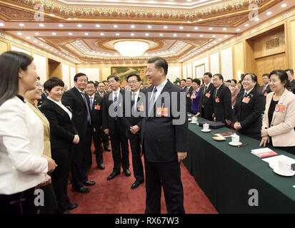 (190308) -- BEIJING, 8 mars 2019 (Xinhua) -- le président chinois Xi Jinping, également secrétaire général du Parti communiste chinois (PCC) et président du Comité central de la Commission militaire centrale, des entretiens avec des députés lors de l'adhésion de délibérations avec les députés de la province du Henan en Chine centrale à la deuxième session du 13e Congrès National du Peuple à Beijing, capitale de Chine, le 8 mars 2019. Xi extended bonjour et meilleurs vœux à des législateurs, des conseillers politiques et du personnel les travailleurs de l 'en cours', deux sessions et aussi pour les femmes de tous les groupes ethniques et de tous les horizons o Banque D'Images