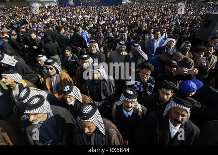 Bagdad, Iraq. 05Th Mar, 2019. Les partisans du leader chiite et chef de parti Hikma Ammar al-Hakim se rassemblent pour écouter son discours lors de la commémoration de l'assassinat de l'imam chiite Mohammed Baqir al Hakim - Journée des Martyrs irakiens sur. Ameer Al Mohmmedaw : Crédit/dpa/Alamy Live News Banque D'Images