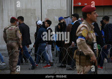 Bagdad, Iraq. 05Th Mar, 2019. Les partisans du leader chiite et chef de parti Hikma Ammar al-Hakim arrivent pour assister à son discours lors de la commémoration de l'assassinat de l'imam chiite Mohammed Baqir al Hakim - Journée des Martyrs irakiens sur. Ameer Al Mohmmedaw : Crédit/dpa/Alamy Live News Banque D'Images