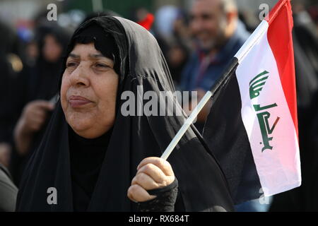 Bagdad, Iraq. 05Th Mar, 2019. Un partisan du leader musulman chiite et chef de parti Hikma Ammar al-Hakim est titulaire d'un drapeau canadien alors qu'il écoute son discours lors de la commémoration de l'assassinat de l'imam chiite Mohammed Baqir al Hakim - Journée des Martyrs irakiens sur. Ameer Al Mohmmedaw : Crédit/dpa/Alamy Live News Banque D'Images