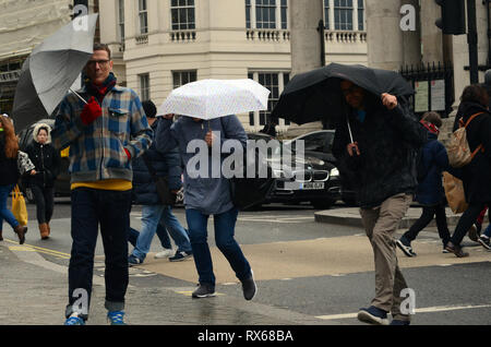 Londres, Royaume-Uni. Mar 8, 2019. Vendredi après-midi la pluie en Traafagar Square. Credit : JOHNNY ARMSTEAD/Alamy Live News Banque D'Images