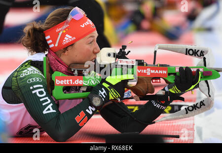 08 mars 2019, la Suède, Stockholm : Championnat du monde de Biathlon : sprint, 7, 5 km, les femmes. Laura Dahlmeier de Allemagne tir avant le début. Photo : Sven Hoppe/dpa Banque D'Images