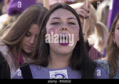 Madrid, Espagne. Mar 8, 2019. Étudiant vu crier féministes contre la violence de genre au cours de la manifestation.femmes espagnoles commencé la grève 2019 féministes (équipe féminine de grève) à Madrid avec des activités et des protestations de différentes associations et groupes sociaux avant la grande protestation de Atocha à Plaza España±a. La grève est une féministe, du travail, de la consommation de soins, étudiant et associatif grève. Credit : Lito Lizana SOPA/Images/ZUMA/Alamy Fil Live News Banque D'Images