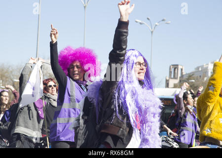 Madrid, Espagne. Mar 8, 2019. Vu les femmes lèvent la main et crier contre le patriarcat pendant la manifestation.femmes espagnoles commencé la grève 2019 féministes (équipe féminine de grève) à Madrid avec des activités et des protestations de différentes associations et groupes sociaux avant la grande protestation de Atocha à Plaza España±a. La grève est une féministe, du travail, de la consommation de soins, étudiant et associatif grève. Credit : Lito Lizana SOPA/Images/ZUMA/Alamy Fil Live News Banque D'Images