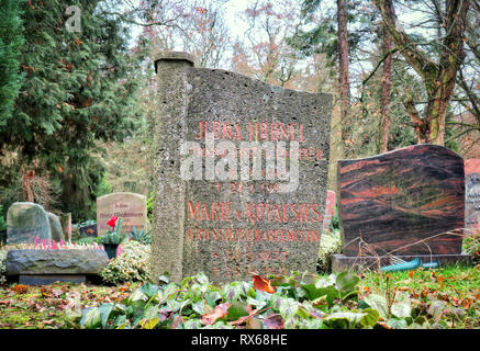 Weimar, Allemagne. Dec 25, 2018. Une pierre tombale avec l'inscription 'Ilona Höhnel la fille de Franz Liszt' et 'Marie c. Kovacsics' se trouve sur le principal cimetière de Weimar. Ilona Höhnel est dit avoir été la fille illégitime du compositeur. Credit : Soeren Stache/dpa-Zentralbild/ZB/dpa/Alamy Live News Banque D'Images