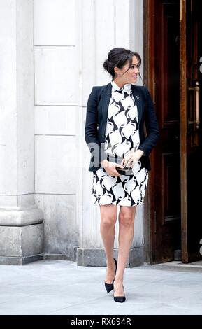 King's College London, UK. 8Th Mar 2019. Meghan, duchesse de Sussex feuilles au King's College de Londres à Londres, le 8 mars 2019, après avoir assisté à un débat d'experts convoquées par le Queen's Commonwealth Trust pour marquer la Journée internationale de la femme ?s Photo : Albert Nieboer/ Pays-Bas OUT/Point de vue OUT | Crédit : afp photo alliance/Alamy Live News Banque D'Images