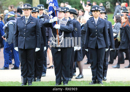 London, UK, 8 Mar 2019. À la colère commémorative du Monument commémoratif de la Police nationale. Femmes officiers de police et le personnel de l'ensemble du rencontré parade dans le centre de Londres, dans le '100 ans' procession pour célébrer la Journée internationale de la femme et le centenaire de la femme dans la force. Credit : Imageplotter/Alamy Live News Banque D'Images