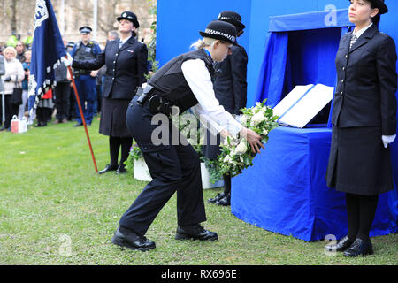 Londres, Royaume-Uni, 8th mars 2019. Couronne commémorative au Monument commémoratif de la police nationale. Des policiers et des membres du personnel de tout le met défilent dans le centre de Londres lors de la procession « 100 ans strong » pour célébrer la Journée internationale de la femme et le centenaire des femmes dans la force. Credit: Imagetraceur/Alamy Live News Banque D'Images