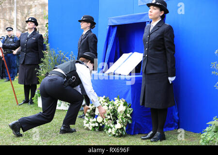 Londres, Royaume-Uni, 8th mars 2019. Couronne commémorative au Monument commémoratif de la police nationale. Des policiers et des membres du personnel de tout le met défilent dans le centre de Londres lors de la procession « 100 ans strong » pour célébrer la Journée internationale de la femme et le centenaire des femmes dans la force. Credit: Imagetraceur/Alamy Live News Banque D'Images