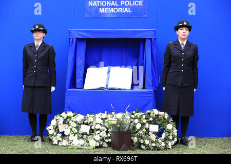 Londres, Royaume-Uni, 8th mars 2019. Couronne commémorative au Monument commémoratif de la police nationale. Des policiers et des membres du personnel de tout le met défilent dans le centre de Londres lors de la procession « 100 ans strong » pour célébrer la Journée internationale de la femme et le centenaire des femmes dans la force. Credit: Imagetraceur/Alamy Live News Banque D'Images