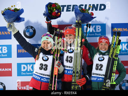 08 mars 2019, la Suède, Stockholm : Biathlon : Championnat du monde, sprint 7,5 km, les femmes. La deuxième places Tandrevold Ingrid Vue de la Norvège (l-r), d'abord placé Anastasiya Kuzmina de Slovaquie et troisième placé Laura Dahlmeier de Allemagne acclamé sur le podium. Photo : Sven Hoppe/dpa Banque D'Images