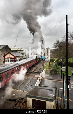 Ramsbottom, Lancashire, Royaume-Uni. 8Th Mar 2019. Le jour de l'ouverture de la gare East Lancashire vapeur Printemps 2019 Week-end de Gala. Les amateurs de vapeur brave la pluie à Ramsbottom, Lancashire. Crédit : John Bentley/Alamy Live News Banque D'Images