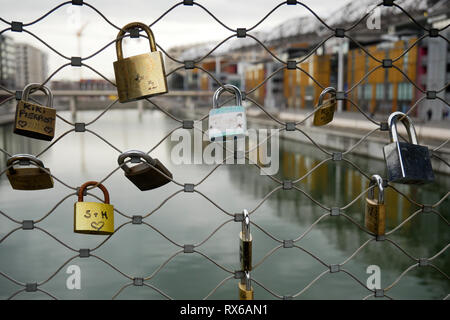 Lyon, France, Mars 8th, 2019 : une vue, prise le 8 mars 2019 montre que les serrures amour accroché récemment vu à confluence passerelle, à Lyon Confluence (centre-est de la France). Plusieurs centaines serrures, accusé de surfacturer le pont avait été enlevé en juillet 2015. La même opération a eu lieu à Paris, au Pont des Arts. Crédit photo : Serge Mouraret/Alamy Live News Banque D'Images