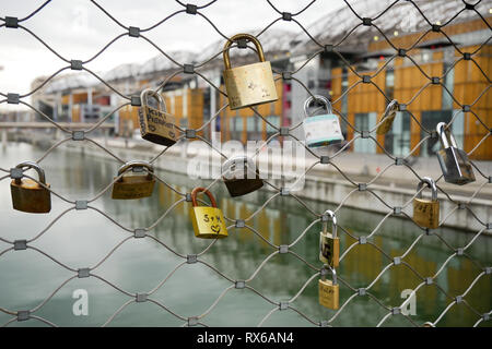 Lyon, France, Mars 8th, 2019 : une vue, prise le 8 mars 2019 montre que les serrures amour accroché récemment vu à confluence passerelle, à Lyon Confluence (centre-est de la France). Plusieurs centaines serrures, accusé de surfacturer le pont avait été enlevé en juillet 2015. La même opération a eu lieu à Paris, au Pont des Arts. Crédit photo : Serge Mouraret/Alamy Live News Banque D'Images